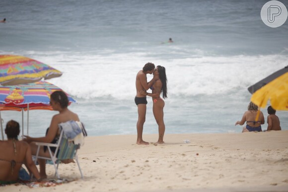 Aline Riscado e Felipe Roque curtiram a praia da Macumba no final da tarde deste domingo, 8 de janeiro de 2017