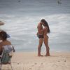 Aline Riscado e Felipe Roque curtiram a praia da Macumba no final da tarde deste domingo, 8 de janeiro de 2017