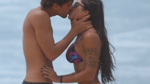 Aline Riscado e Felipe Roque se beijam e exibem corpos sarados em praia do Rio