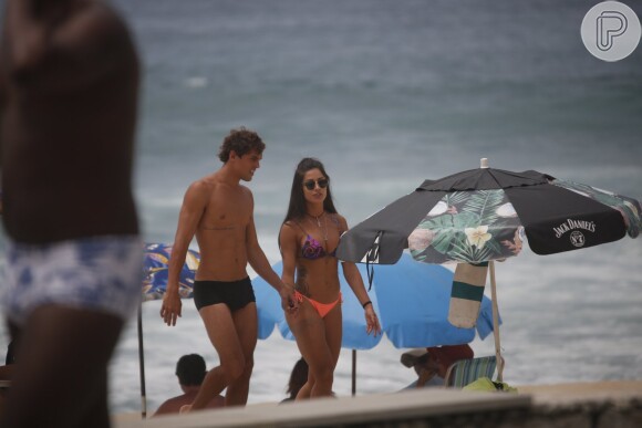 Aline Riscado e Felipe Roque curtiram a praia da Macumba no final da tarde deste domingo, 8 de janeiro de 2017