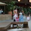 Flávia Alessandra passeou no shopping Village Mall, no Rio, acompanhada pelas filhas Giulia Costa e Olívia neste domingo, 8 de janeiro de 2017