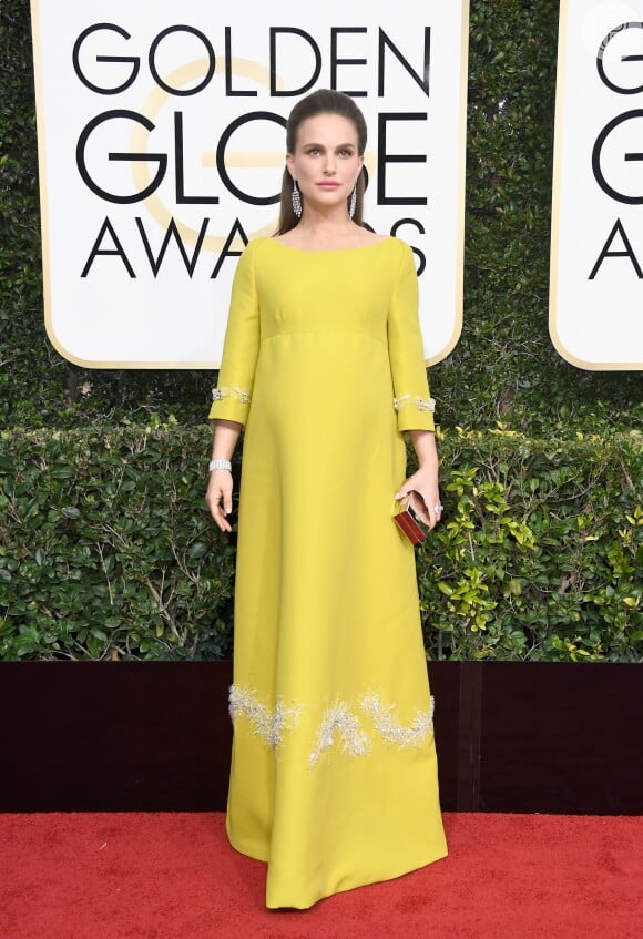 Grávida, a atriz Natalie Portman usou um longo amarelo da grife Prada