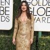 Priyanka Chopra investiu em um vestido midi dourado de Ralph Lauren