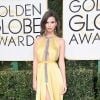 A atriz e modelo Emily Ratajkowski usou um amarelo de seda assinado por Reem Acra, coleção inverno 2016