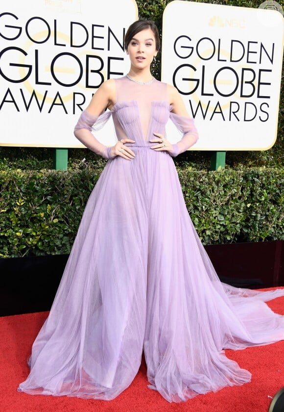 A atriz Hailee Steinfeld apostou em um vestido estilo princesa, com saia godê, da grife Vera Wang