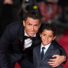 Cristiano Ronaldo posa com o filho, Cristianinho, nos bastidores de premiação