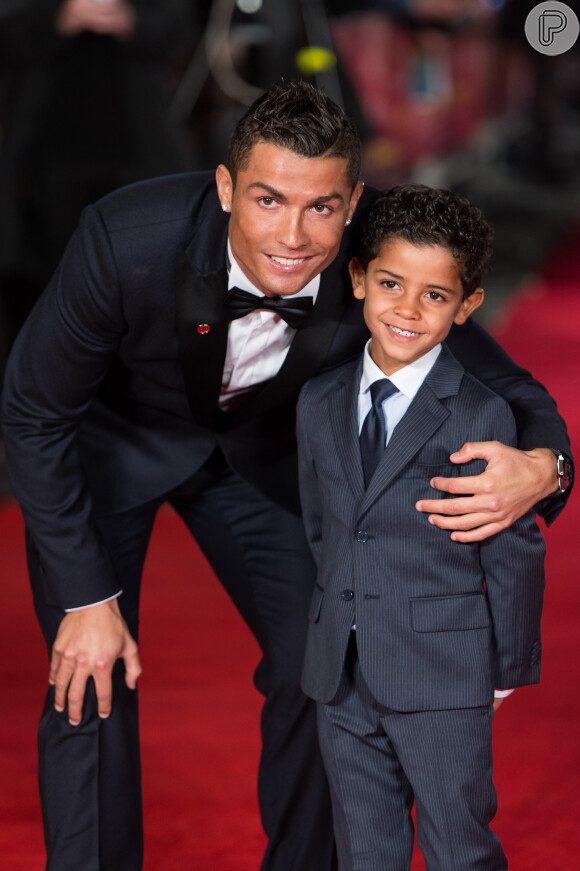 Cristiano Ronaldo posa com o filho, Cristianinho, nos bastidores de premiação