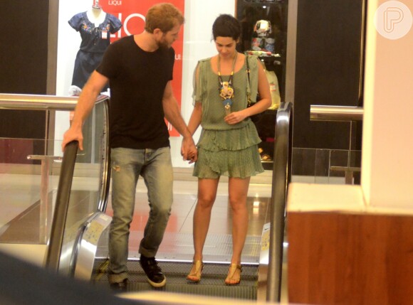 Maria Flor e o namorado, o ator Emanuel Aragão, passearam de mãos dadas no Shopping da Gávea, no Rio, em 9 de janeiro de 2017