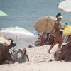 Aline Riscado roubou a cena na praia da Macumba, na Barra