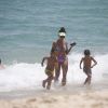 Aline Riscado exibe boa forma de maiô fio-dental na praia com filho na tarde desta terça-feira, dia 10 de janeiro de 2017