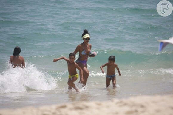 Aline Riscado se diverte na praia com o filho Nathan e mais crianças