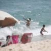 Aline Riscado exibe boa forma de maiô fio-dental na praia com filho na tarde desta terça-feira, dia 10 de janeiro de 2017