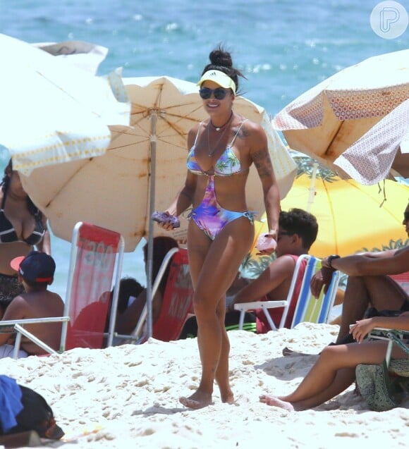 Donda de um corpo sequinho, Aline Riscado apostou em um maiô engana-mamãe