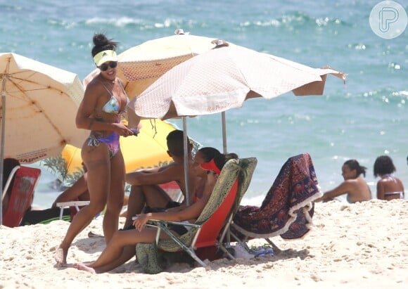 Aline Riscado exibe boa forma de maiô fio-dental na praia com filho. Fotos!