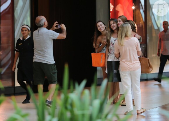 Marina Ruy Barbosa posa com grupo de fãs no shopping Village Mall