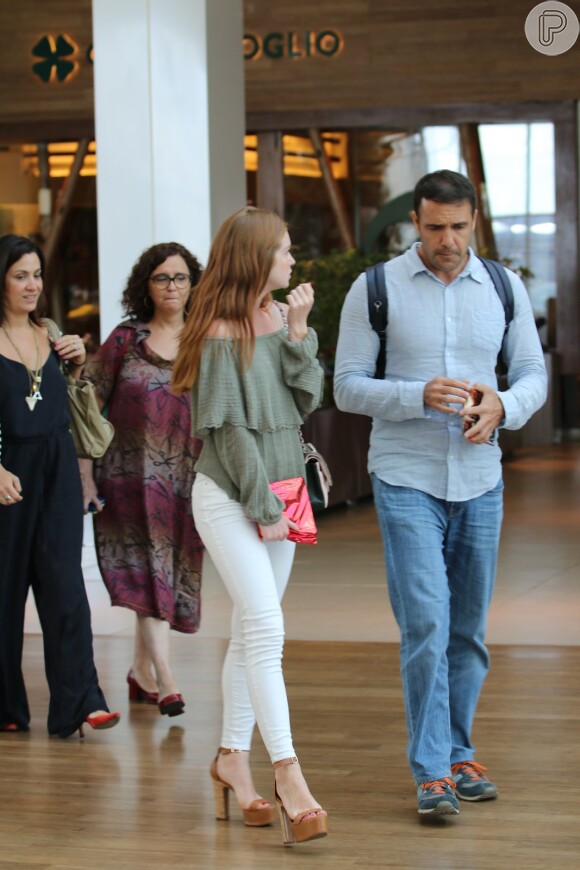 Marina Ruy Barbosa exibe boa forma em passeio no shopping Village Mall