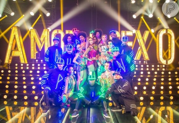 Fernanda Lima posa  com os bailarinos no palco do programa 'Amor & Sexo'