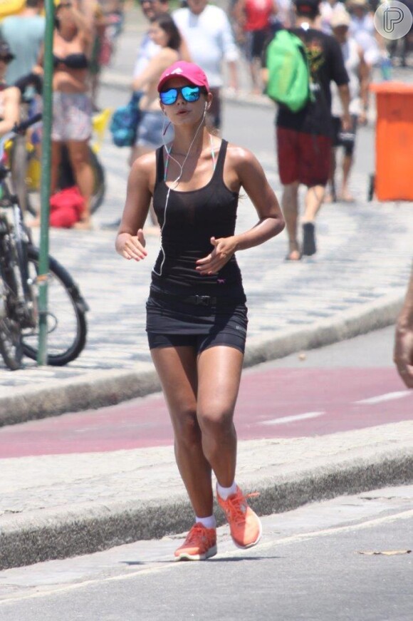 Letícia Wiermann corre na orla do Leblon, Zona Sul do Rio de Janeiro, na tarde deste domingo, 26 de janeiro de 2014