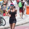 Letícia Wiermann, do Faustão, corre com roupa preta sob o sol escaldante do Rio