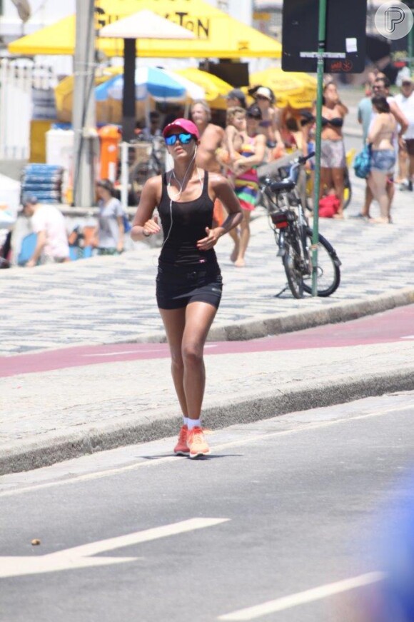 Letícia Wiermann, repórter do 'Domingão do Faustão' faz corrida na orla do Leblon, no Rio