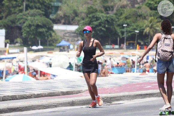 Letícia Wiermann se exercita na orla do Leblon, Zona Sul do Rio de Janeiro