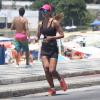Letícia Wiermann se exercita na orla do Leblon, Zona Sul do Rio de Janeiro