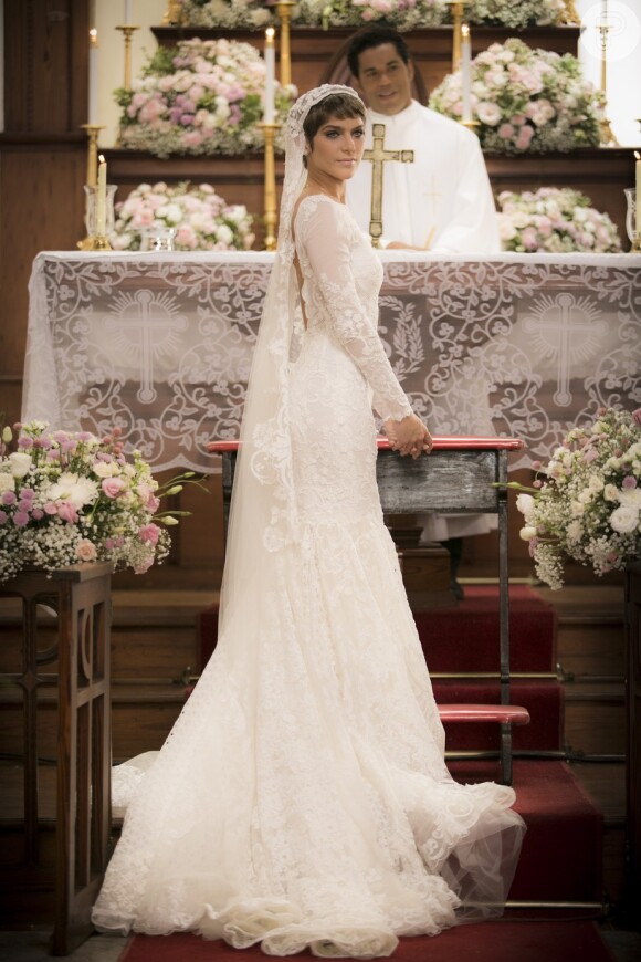 Isabella Santoni usa vestido de noiva de 50 mil em 'A Lei do Amor', como a estilista Lethicia Broinstein revelou em entrevista à revista 'Glamour' na quarta-feira, dia 11 de janeiro de 2017