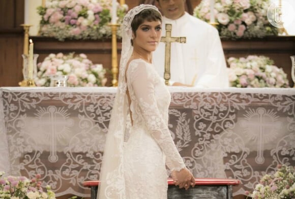 A estilista Lethicia Bronstein assina o vestido de noiva da personagem Letícia, papel de Isabella Santoni, na novela 'A Lei do Amor'