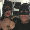 Neymar e Bruna Marquezine foram fantasiados de Mulher-Gato e Batman na festa de Gabriel Medina