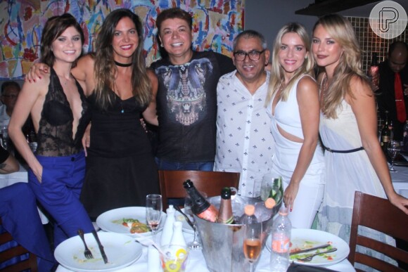 Paolla Oliveira posou com Jayder Soares e os convidados do aniversariante, presidente da Grande Rio