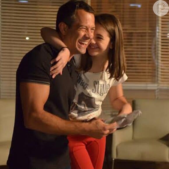 Malvino Salvador e Klara Castanho riem juntos nos bastidores das últimas cenas de 'Amor à Vida'