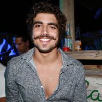 Caio Castro canta hit de Gusttavo Lima: 'Cachaceiro virou homem de família'
