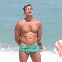 Tuca Andrada, de 'A Lei do Amor', curte praia no Rio e exibe corpo sarado