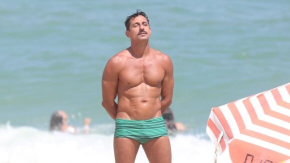 Tuca Andrada, de 'A Lei do Amor', curte praia no Rio e exibe corpo sarado