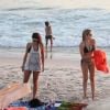 Fernanda Gentil se bronzeou na praia da Barra da Tijuca neste domingo, 15 de janeiro de 2017, na companhia de sua namorada, a também jornalista Priscila Montandon