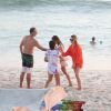 Fernanda Gentil se bronzeou na praia da Barra da Tijuca neste domingo, 15 de janeiro de 2017, na companhia de sua namorada, a também jornalista Priscila Montandon