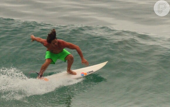 Romulo Neto surfou na praia de São Conrado, Zona Sul do Rio
