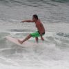 Romulo Neto mostrou habilidade ao surfar neste domingo, 15 de janeiro de 2016, em uma praia da Zona Sul do Rio