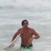 Romulo Neto mostrou habilidade ao surfar neste domingo, 15 de janeiro de 2016, em uma praia da Zona Sul do Rio