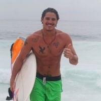 Romulo Neto exibe corpo sarado após tarde de surfe em praia do Rio