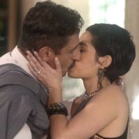 Novela 'A Lei do Amor': Yara chora ao ver beijo do marido, Misael, em Flávia
