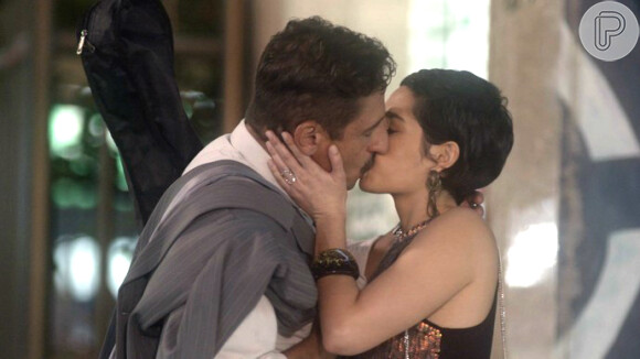 Na novela 'A Lei do Amor', Misael (Tuca Andrada) volta a beijar Flávia (Maria Flor)