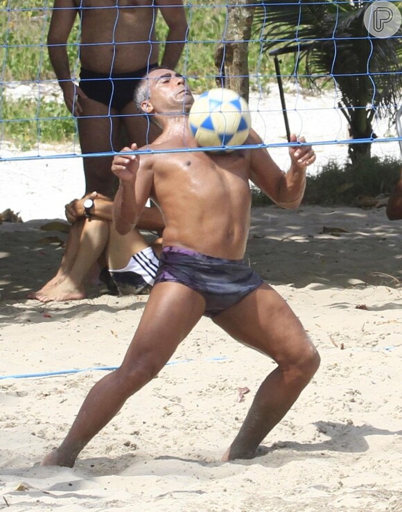 Romário, ex-jogador de futebol, será garoto Devassa no Carnaval 2014 e estará dois dias na festa popular