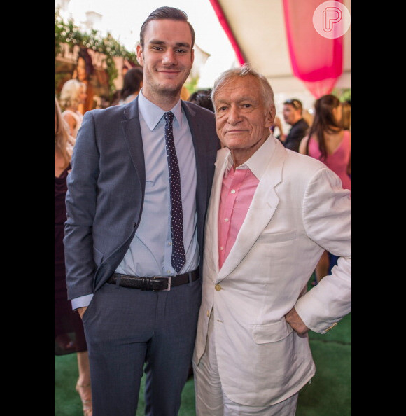 Hugh Hefner e o filho, Cooper Hefner, que substituiu o fundador da Playboy no camarote da Devassa em 2012