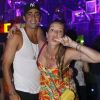 Luana Piovani se diverte com o marido, Pedro Scooby, ao chegar à festa na Arena Banco Original, no Centro do Rio de Janeiro