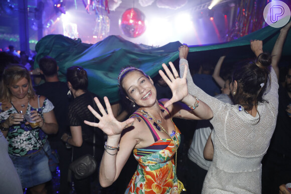 Luana Piovani se diverte ao lado dos amigos na pista de dança da festa Bailinho, que completa 10 anos