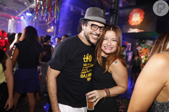 Lucio Mauro Filho posa com a mulher, a assessora de imprensa Cintia Oliveira, na festa Bailinho
