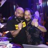 O DJ Rodrigo Penna, idealizador da festa Bailinho, posa com o DJ Marcelinho da Lua