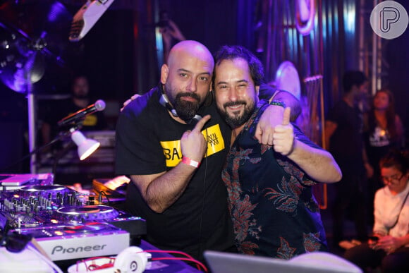 O DJ Rodrigo Penna, idealizador da festa Bailinho, posa com o DJ Marcelinho da Lua