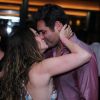 Thiago Lacerda, o Ciro da novela 'A Lei do Amor', ganha um beijão da mulher, Vanessa Lóes, em sua festa de aniversário
